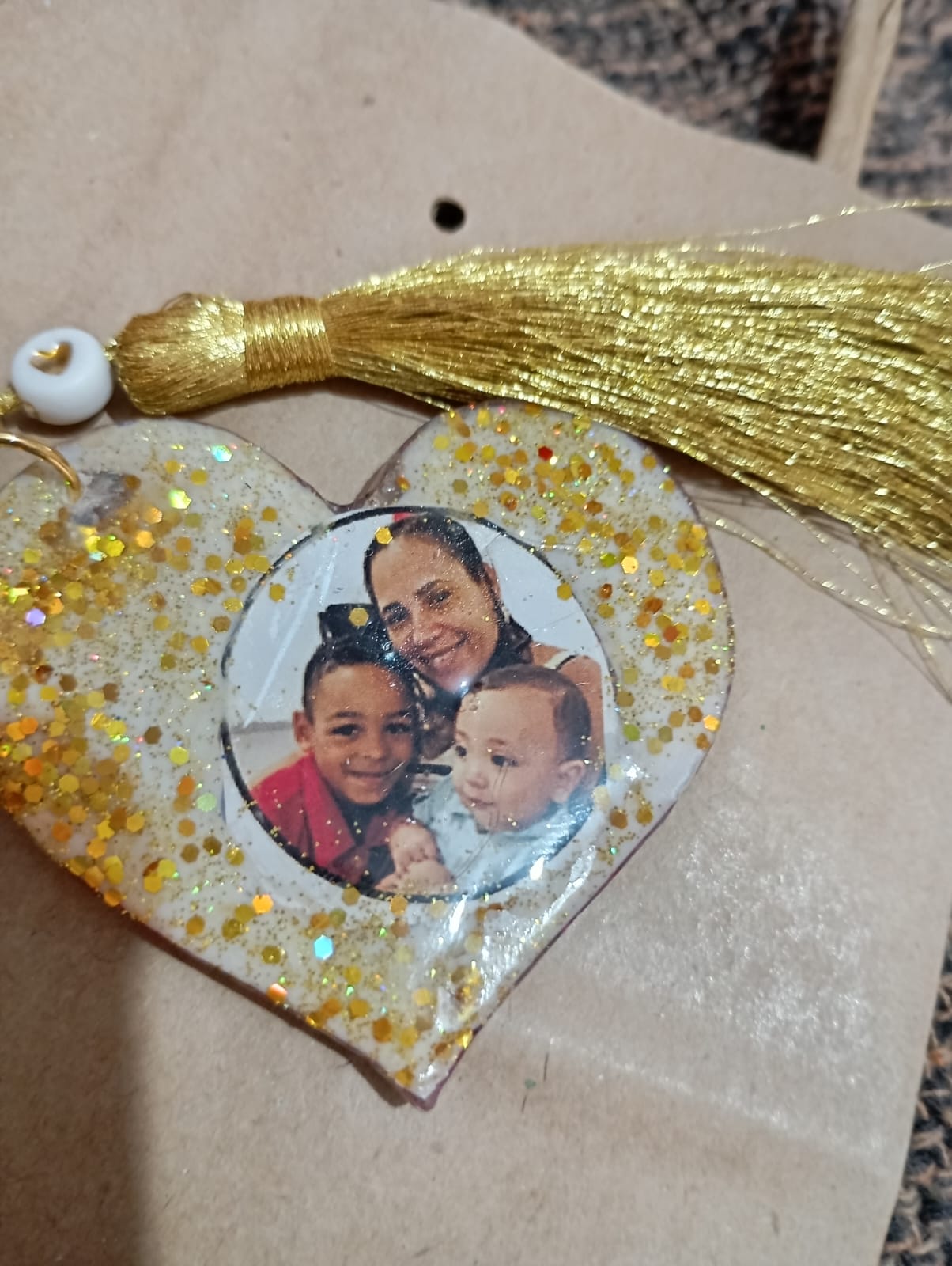 Coração personalizado com foto de família e glitter dourado