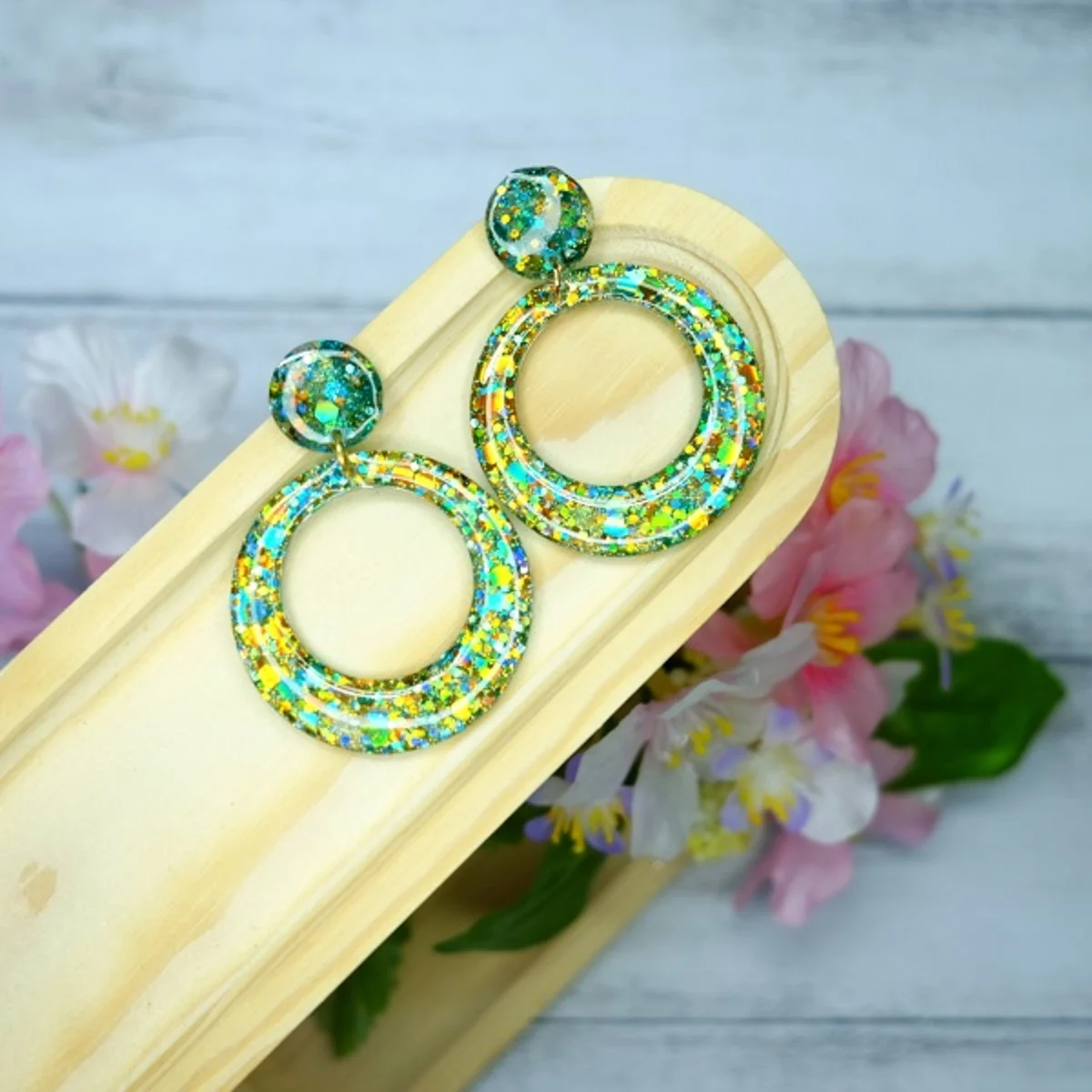 Brincos artesanais em resina com glitter multicolorido