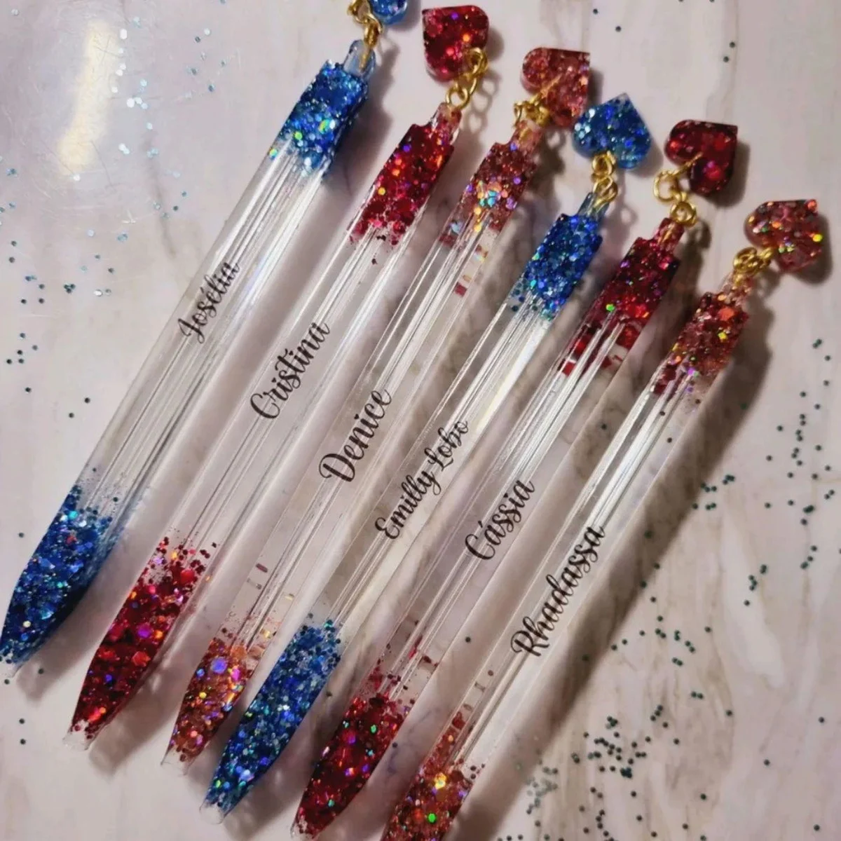 Canetas personalizadas em resina com glitter e pingente coração
