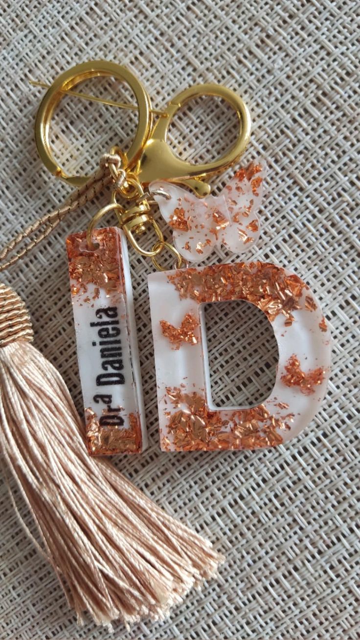 Chaveiro personalizado com letras em resina e folhas de cobre