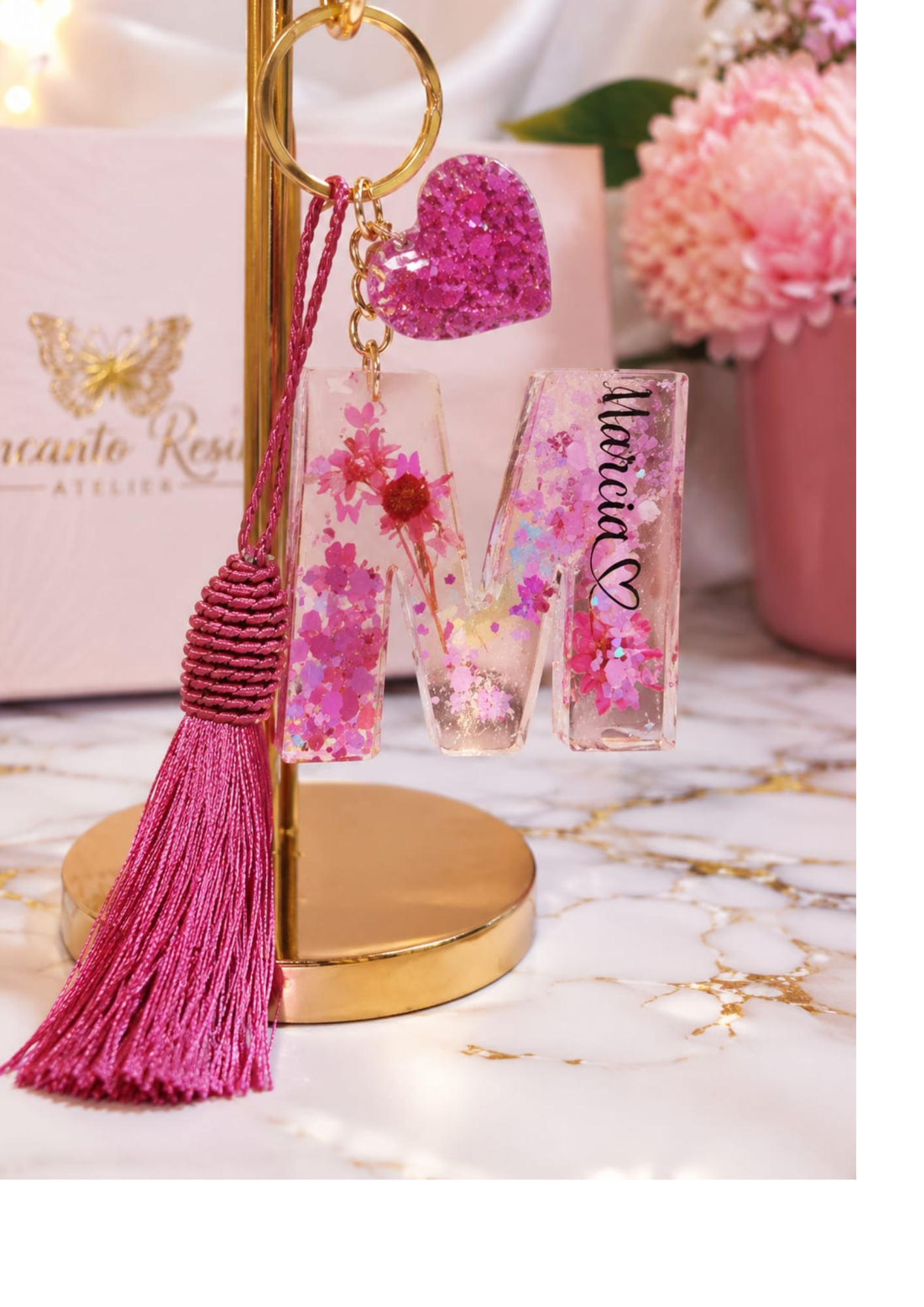 Chaveiro personalizado em resina com flores secas e glitter rosa
