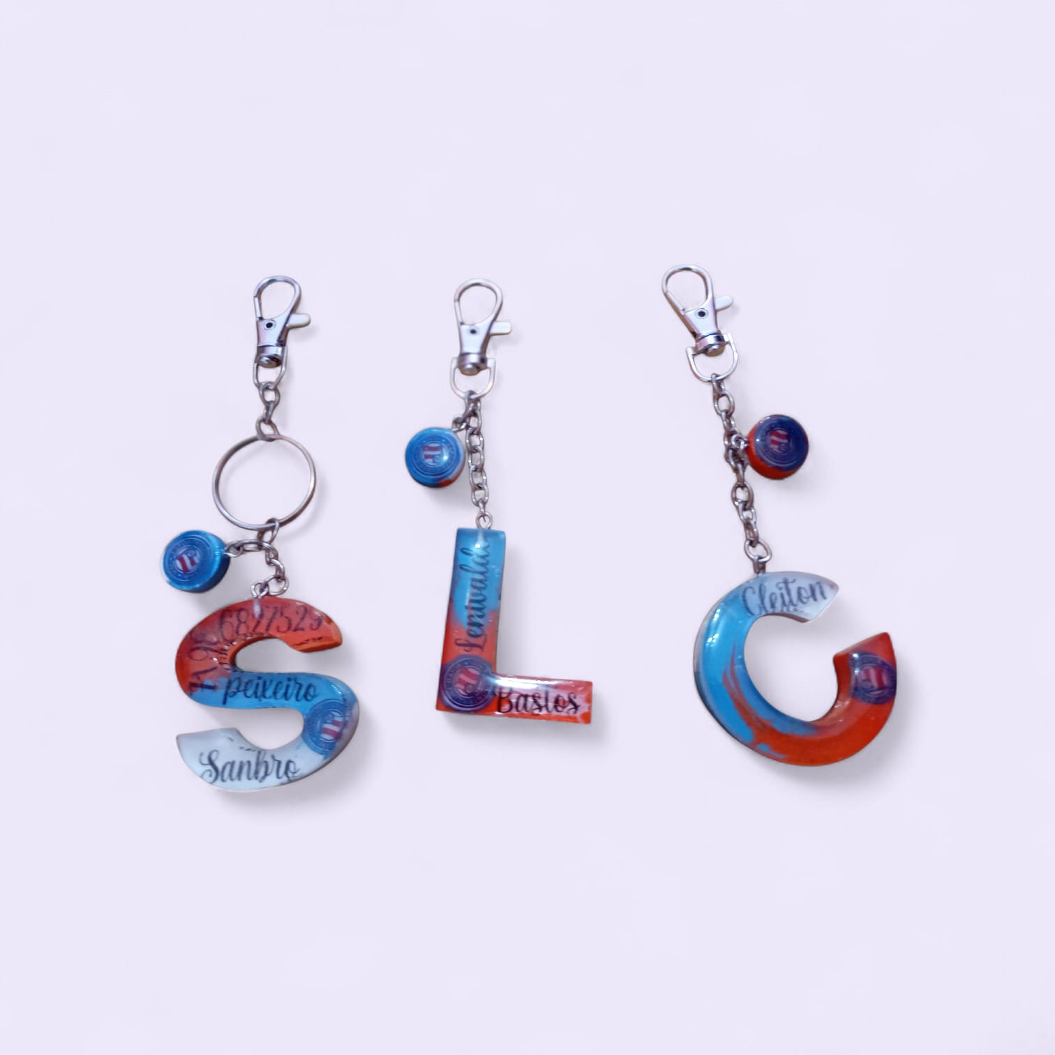 Chaveiros personalizados com nomes em resina colorida