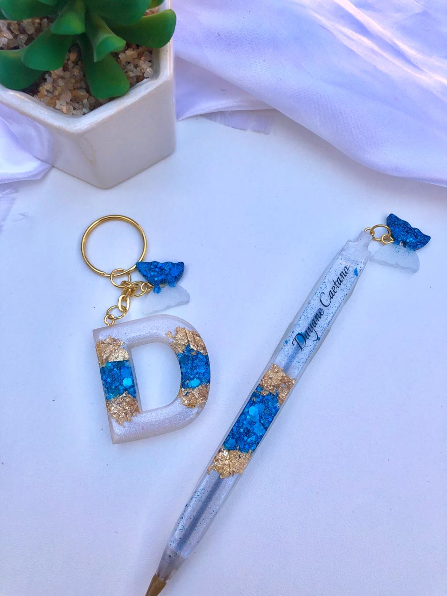 Kit personalizado com chaveiro e caneta em resina com glitter azul